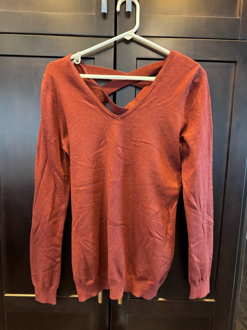 Love Ellie Women’s Cross-Back V-Neck Sweater in Rust NWT
